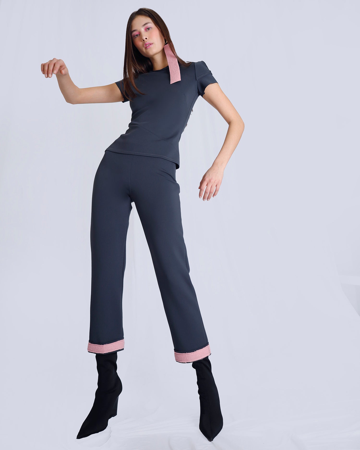 Maison Marie Saint Pierre | Top | NURI | Dark Charcoal | Pants | NESSA | Darch Charcoal | Dolly