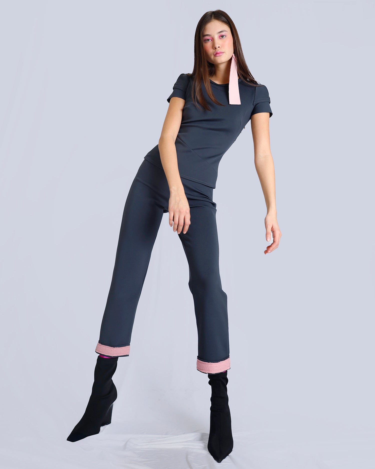 Maison Marie Saint Pierre | Top | NURI | Dark Charcoal | Pants | NESSA | Darch Charcoal | Dolly