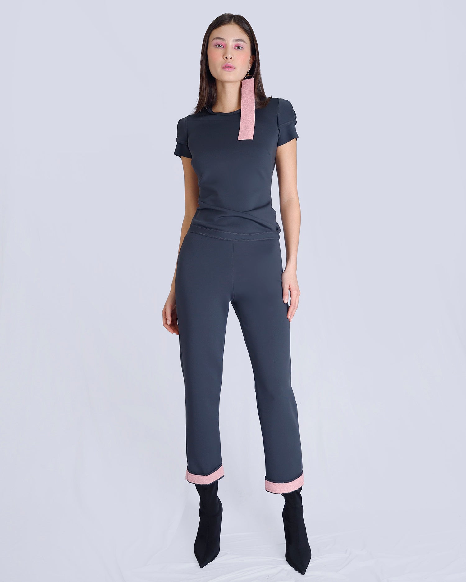 Maison Marie Saint Pierre | Top | NURI | Dark Charcoal | Pants | NESSA | Darch Charcoal | Dolly