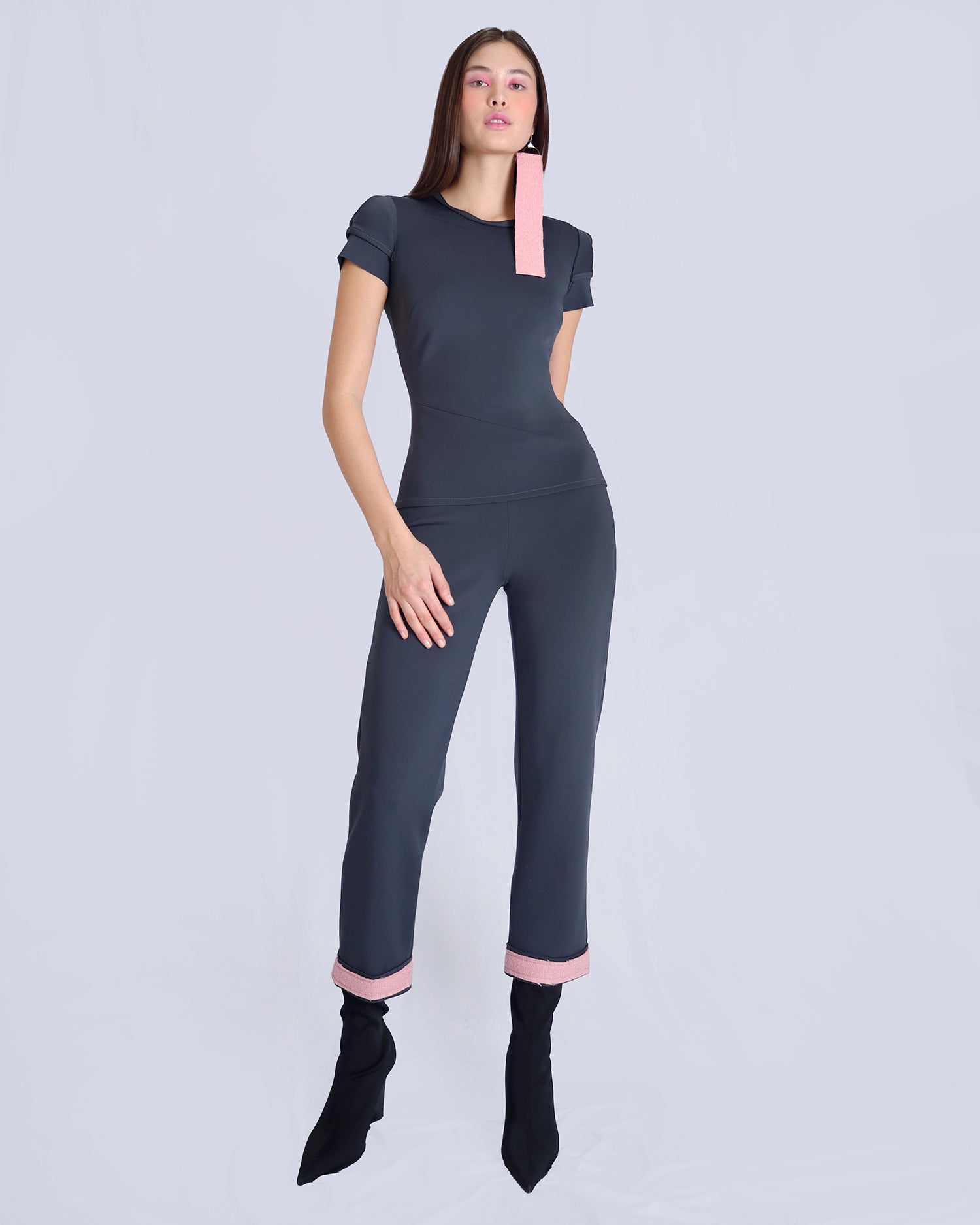 Maison Marie Saint Pierre | Top | NURI | Dark Charcoal | Pants | NESSA | Darch Charcoal | Dolly