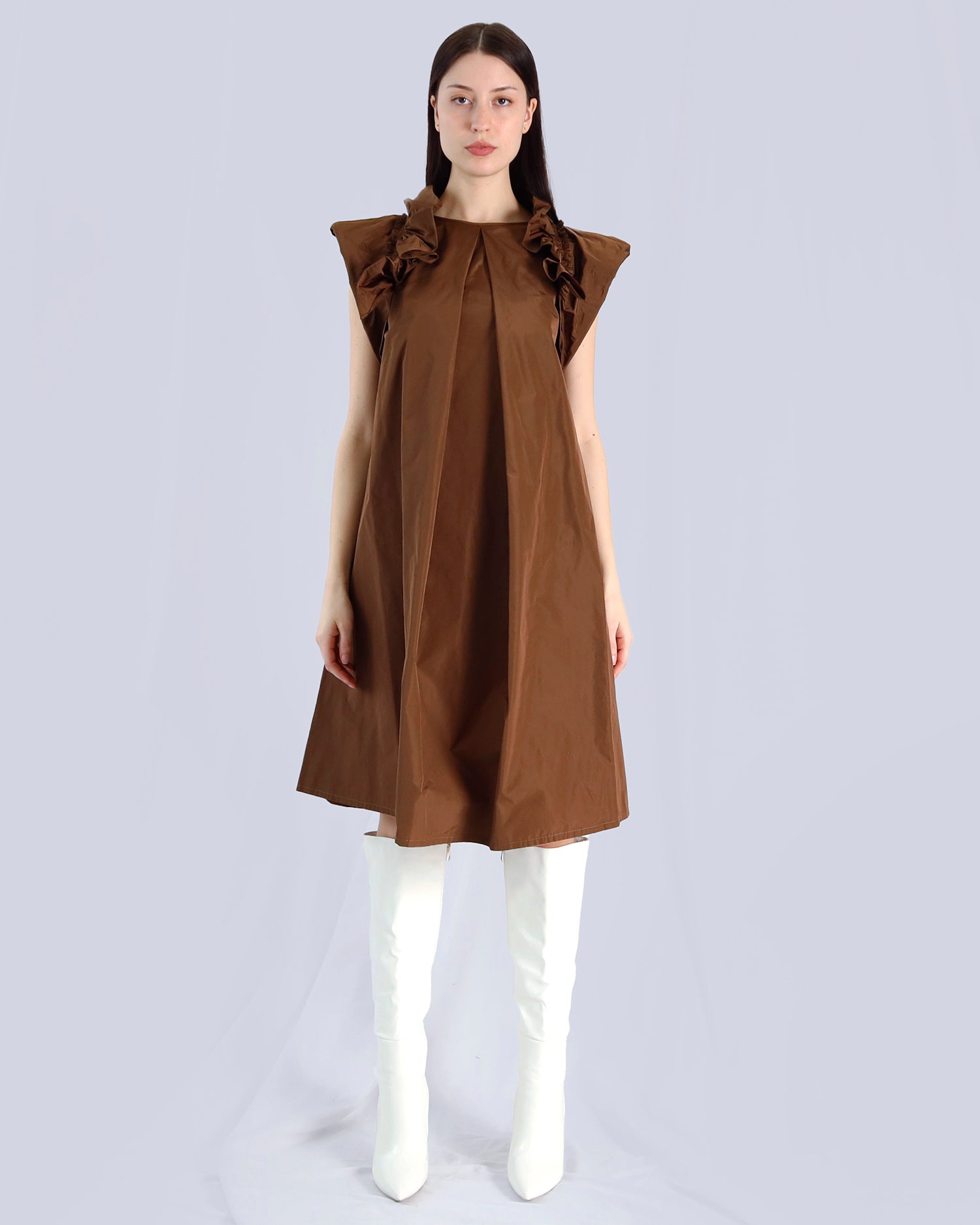 Woman wearing a brown dress with ruffled shoulders on a light gray background. Maison Marie Saint Pierre | Dress | PAVOLINE | DUM 