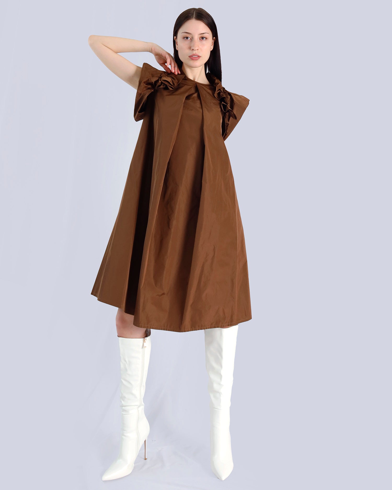 Woman wearing a brown dress with ruffled sleeves on a light gray background. Maison Marie Saint Pierre | Dress | PAVOLINE | DUM 